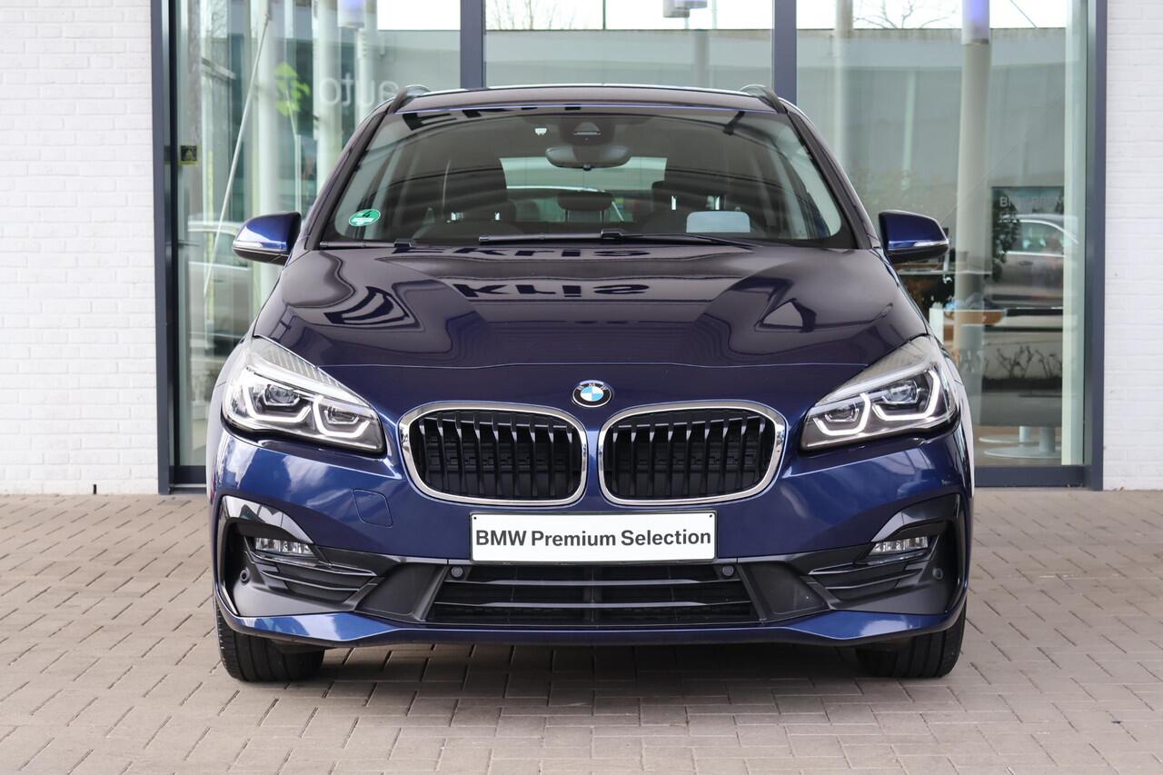 BMW 2-SERIE Active Tourer 218i | Achteruitrijcamera | Sportstoelen | Head-Up Display | Trekhaak
