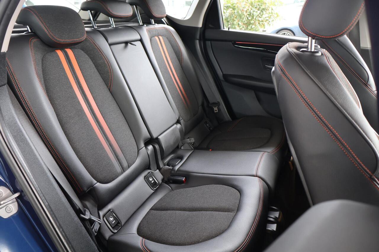 BMW 2-SERIE Active Tourer 218i | Achteruitrijcamera | Sportstoelen | Head-Up Display | Trekhaak