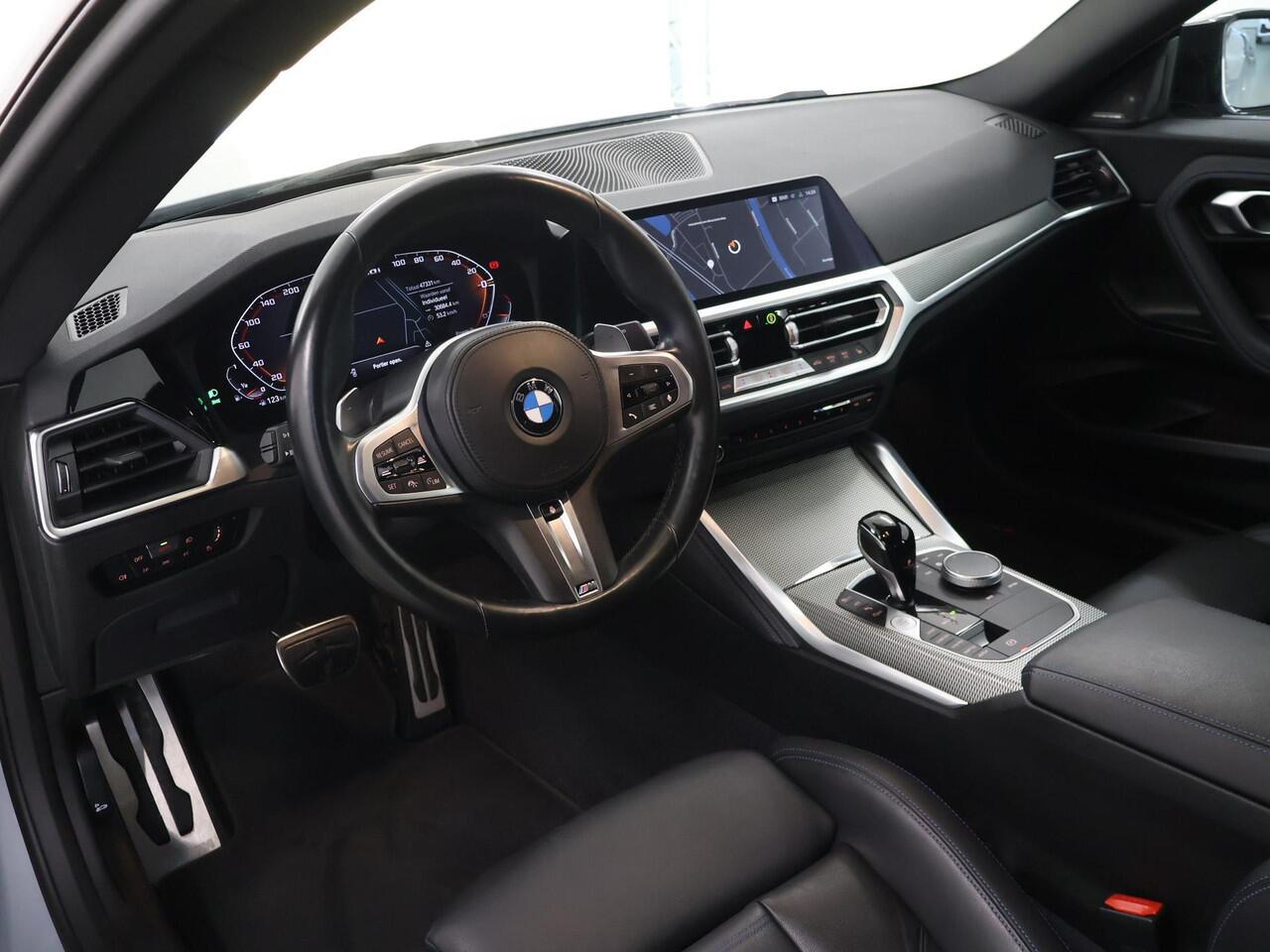 BMW 2-SERIE Coupé M240i xDrive | Harman/Kardon | Schuif/Kanteldak | Stuur/Stoelverwarming | Adaptief Onderstel | Ele.verstelbare stoelen + Geheugen | Adaptieve LED Verlichting | HUD | Sportstoelen | Rijassistent-Systeem | Afneembare Trekhaak |