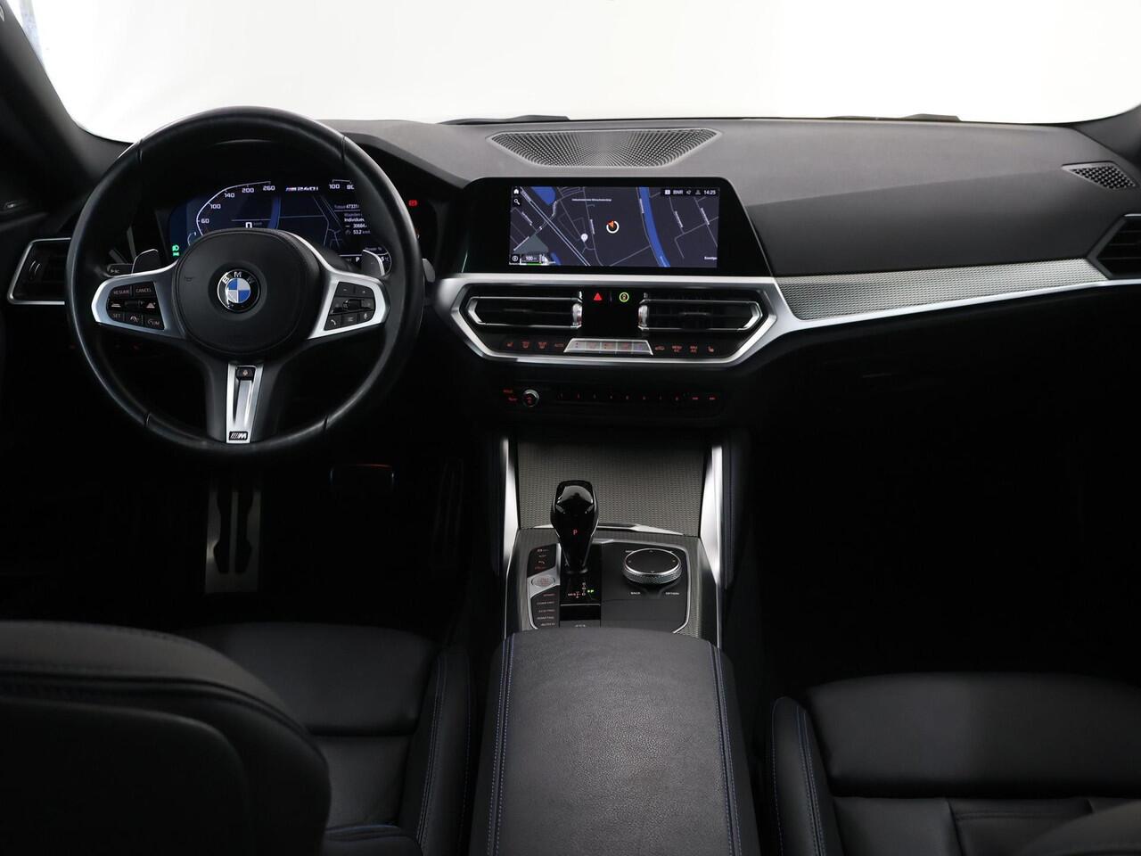 BMW 2-SERIE Coupé M240i xDrive | Harman/Kardon | Schuif/Kanteldak | Stuur/Stoelverwarming | Adaptief Onderstel | Ele.verstelbare stoelen + Geheugen | Adaptieve LED Verlichting | HUD | Sportstoelen | Rijassistent-Systeem | Afneembare Trekhaak |