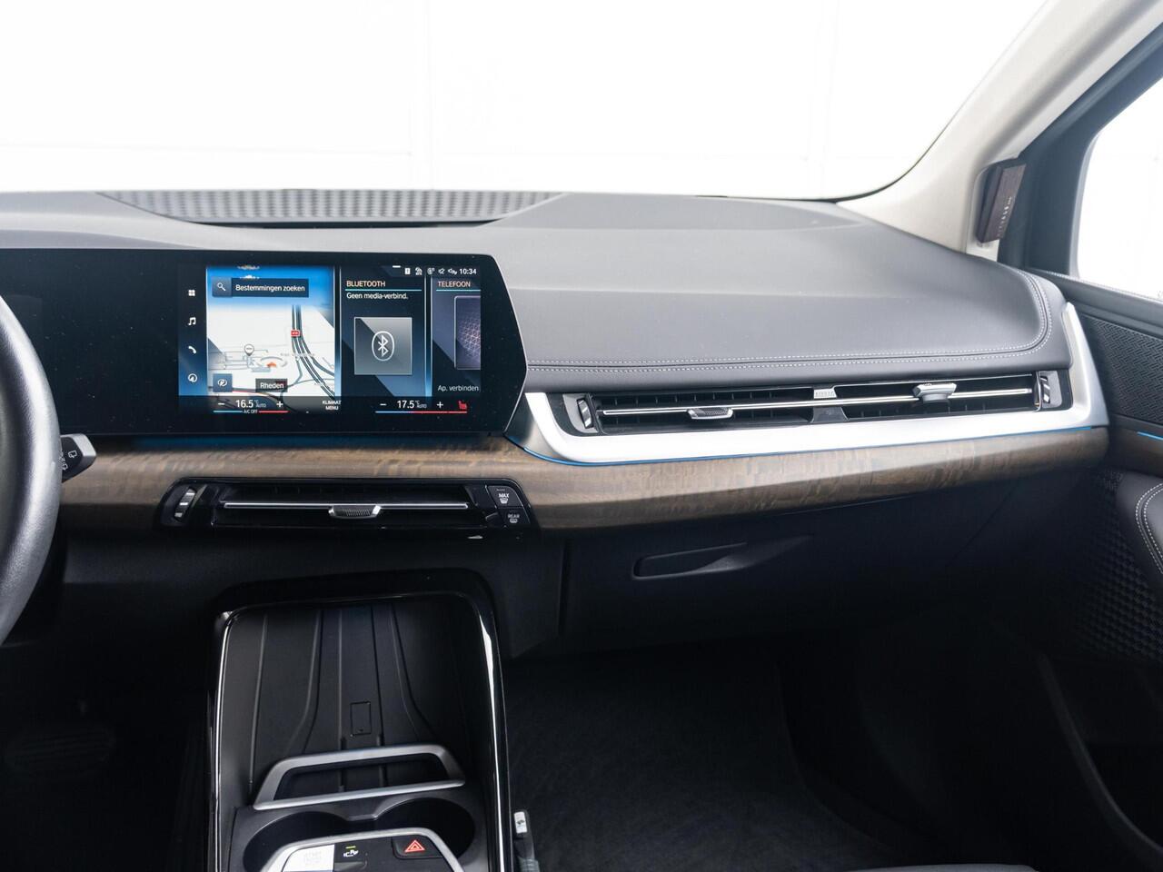 BMW 2-SERIE Active Tourer 218i | Premium Pack | Comfort Pack | Comfort Access | Achteruitrijcamera | Stoelverwarming | Parking Assistant | 17''