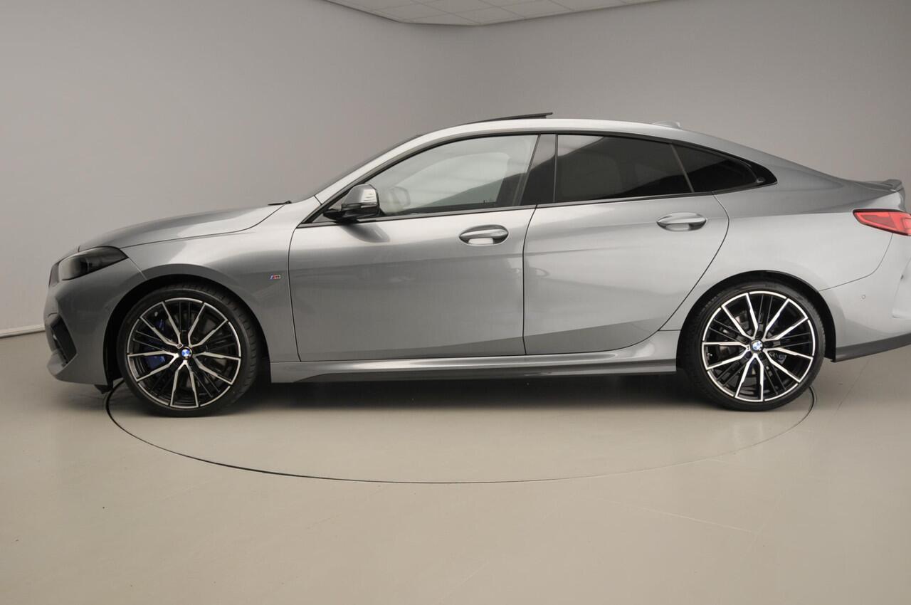 BMW 2-SERIE Gran Coupe 218i | M-Sportpakket | LED | Leder | Navigatie | Schuifdak | M- Sportstoelen | DAB | Hifi speakers | Alu 19 inch