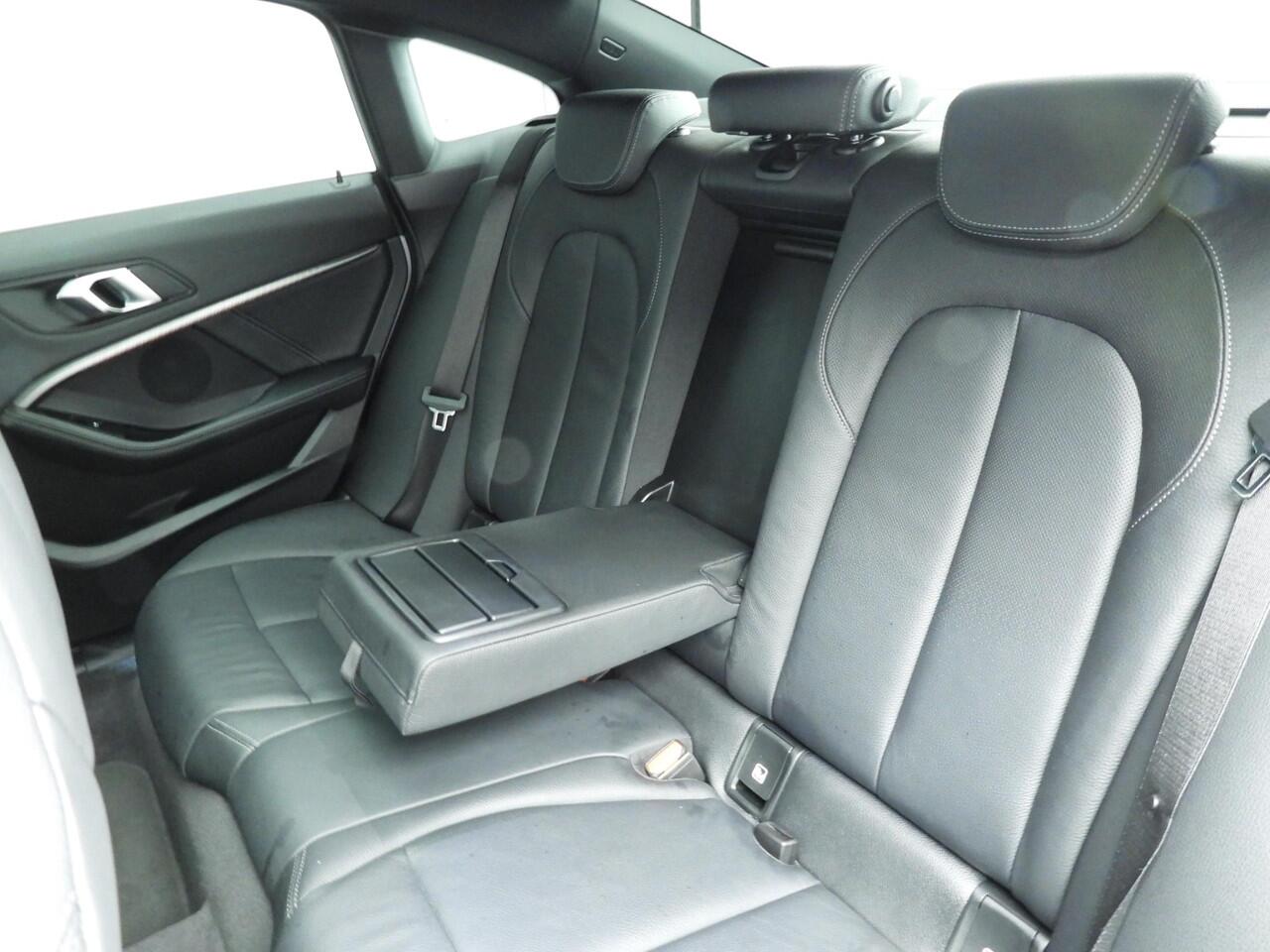 BMW 2-SERIE Gran Coupe 218i | M-Sportpakket | LED | Leder | Navigatie | Schuifdak | M- Sportstoelen | DAB | Hifi speakers | Alu 19 inch