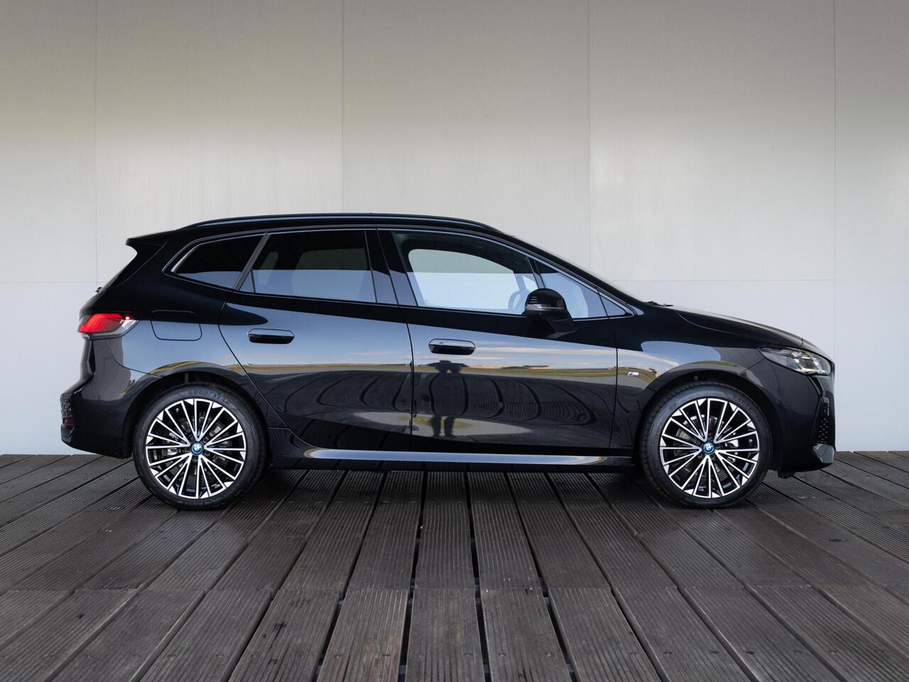 BMW 2-SERIE Active Tourer 225e xDrive | M Sportpakket | Innovation Pack | Comfort Access | Panoramadak | Isofix | Head-Up Display | Harman-Kardon | 19''