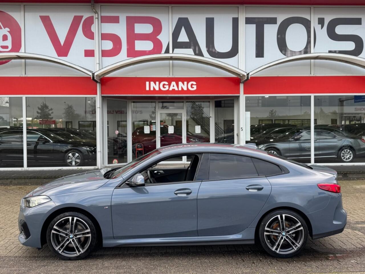 BMW 2-SERIE 218i M-SPORT AUT. HALF-LEER NAVI CAMERA CARPLAY TREKHAAK AIRCO LMV