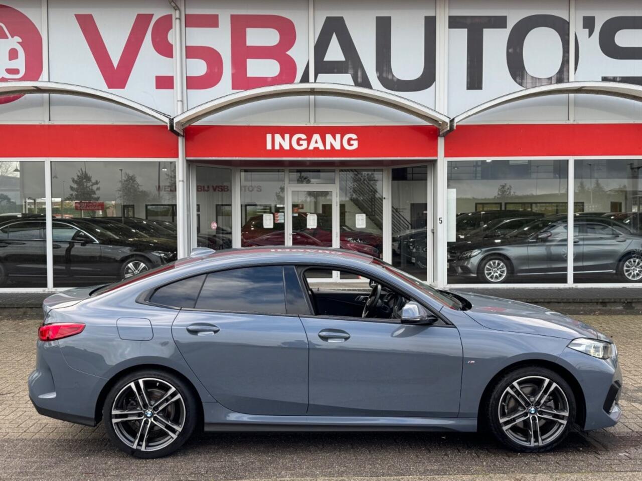 BMW 2-SERIE 218i M-SPORT AUT. HALF-LEER NAVI CAMERA CARPLAY TREKHAAK AIRCO LMV