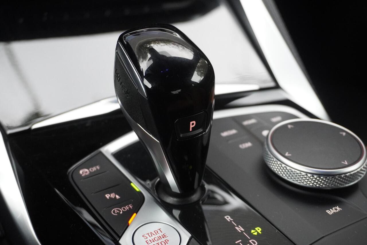 BMW 2-SERIE Coupé M240i xDrive M Sportdifferentieel | 19 inch LM M Dubbelspaak | Achteruitrijcamera | Comfort Access | HiFi System