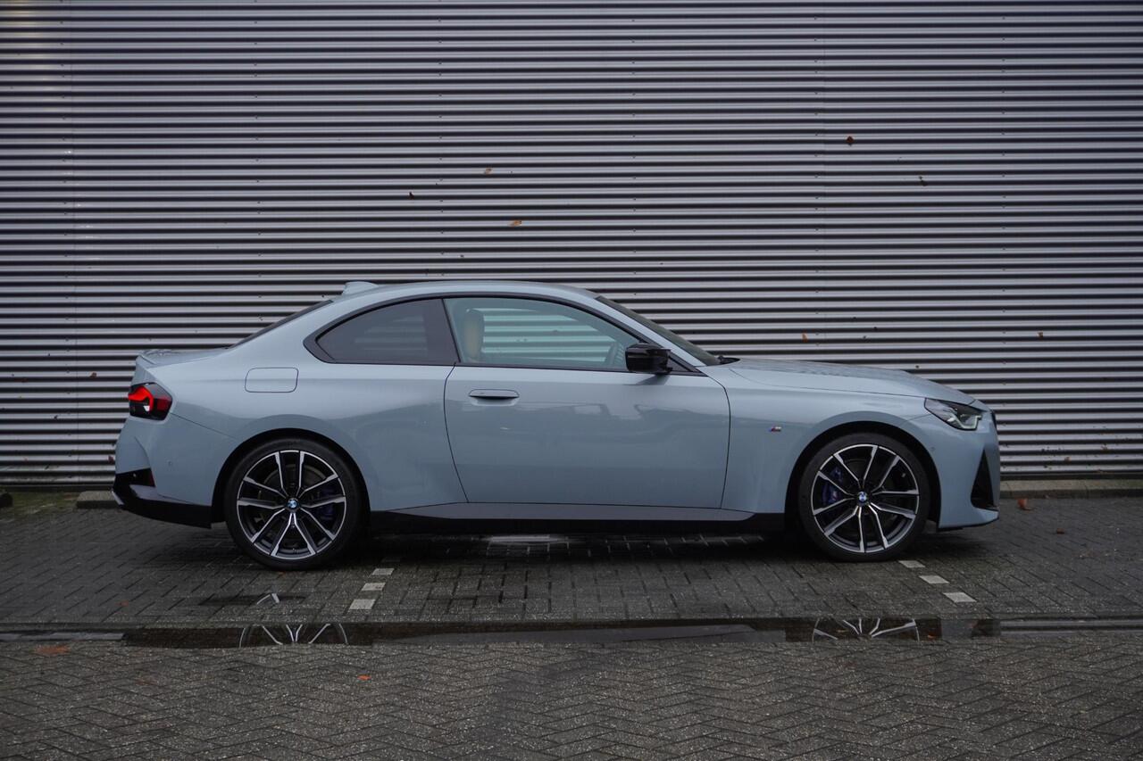 BMW 2-SERIE Coupé M240i xDrive M Sportdifferentieel | 19 inch LM M Dubbelspaak | Achteruitrijcamera | Comfort Access | HiFi System