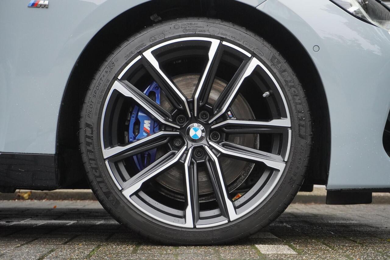 BMW 2-SERIE Coupé M240i xDrive M Sportdifferentieel | 19 inch LM M Dubbelspaak | Achteruitrijcamera | Comfort Access | HiFi System