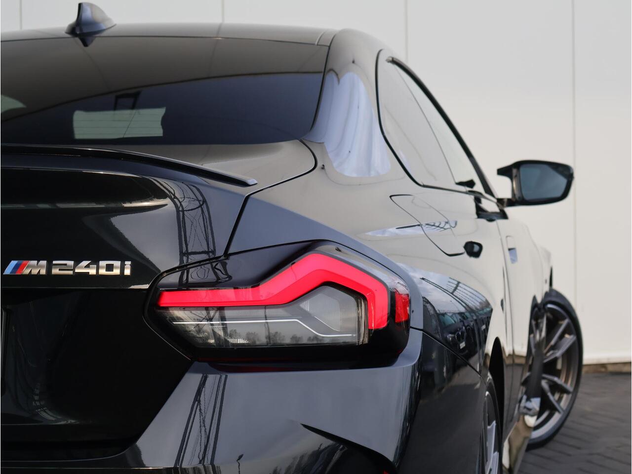 BMW 2-SERIE Coupé M240i xDrive M-Sportpakket / Extra Getint Glas / HIFI / 19'' /