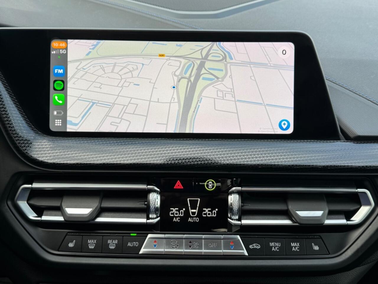 BMW 2-SERIE 218i M-SPORT AUT. HALF-LEER NAVI CAMERA CARPLAY TREKHAAK AIRCO LMV