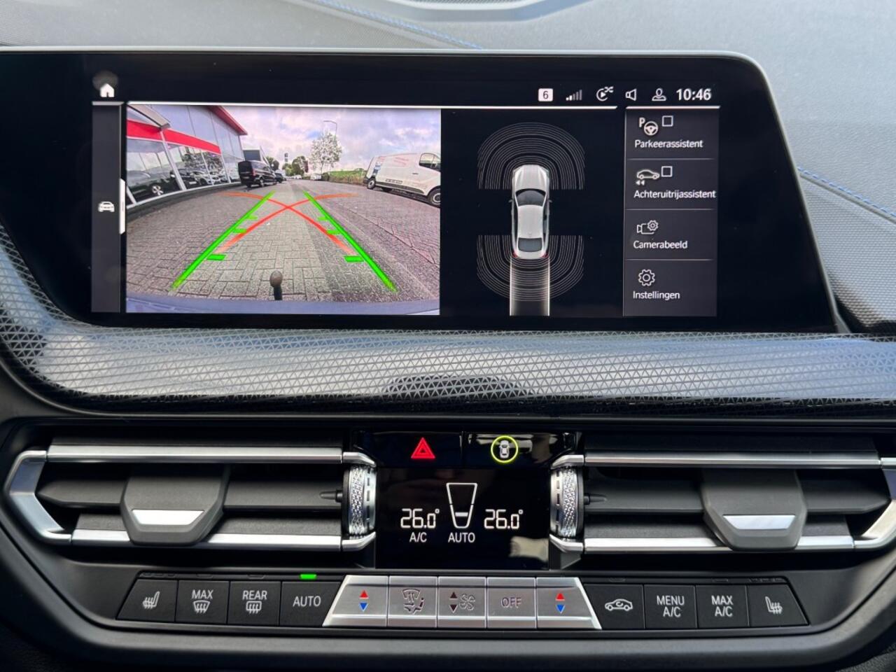 BMW 2-SERIE 218i M-SPORT AUT. HALF-LEER NAVI CAMERA CARPLAY TREKHAAK AIRCO LMV