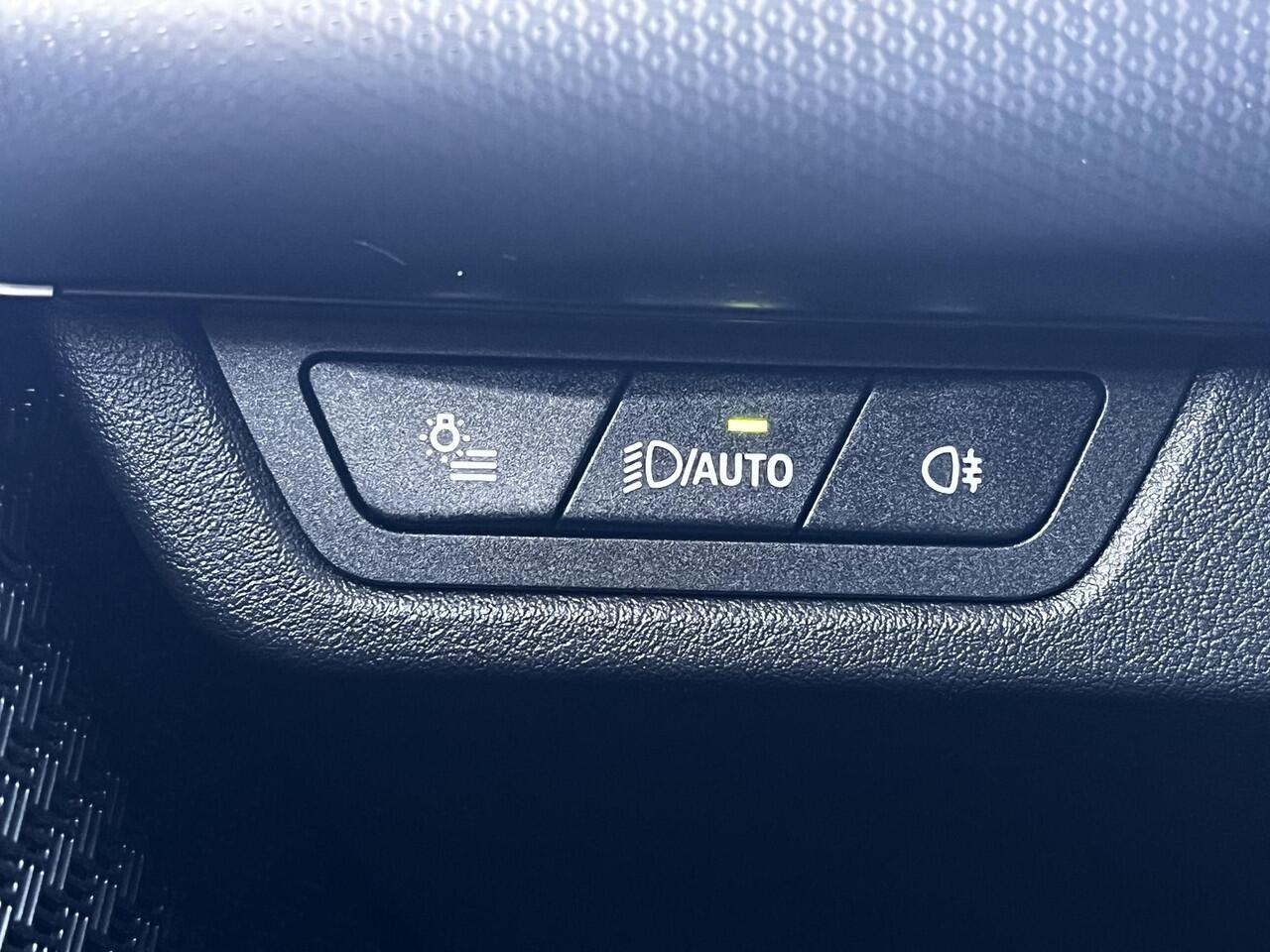 BMW 2-SERIE Active Tourer 225e xDrive M-Sport PHEV Automaat / Goed onderhouden / Navigatie / Camera / Apple Carplay Android / M Sportstoelen en stuur / Schakel-flippers /18" LM wielen /