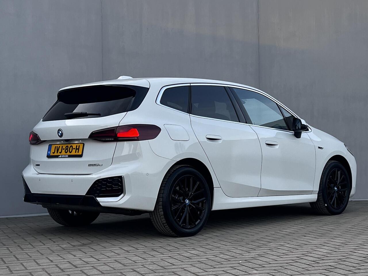 BMW 2-SERIE Active Tourer 225e xDrive M-Sport PHEV Automaat / Goed onderhouden / Navigatie / Camera / Apple Carplay Android / M Sportstoelen en stuur / Schakel-flippers /18" LM wielen /