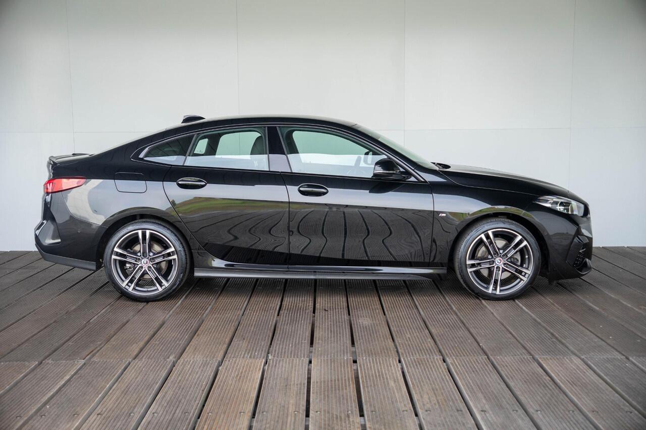 BMW 2-SERIE Gran Coupé 218i Model M Sport / 50 Jahre Uitvoering / Sportstoelen voor / Elektrisch verwarmde voorstoelen / HiFi audio / Parking Assistant