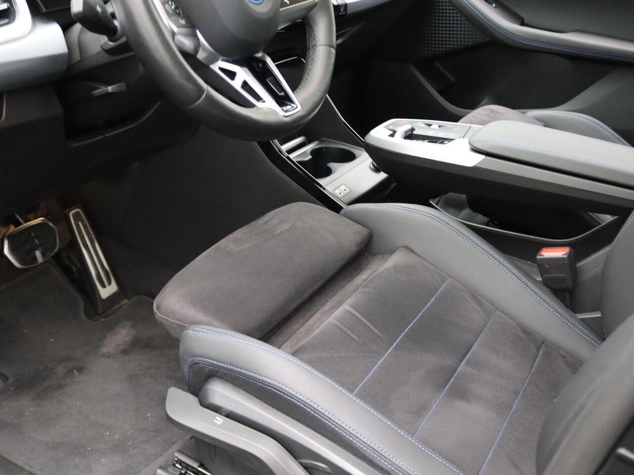 BMW 2-SERIE Active Tourer 225e xDrive M Sportpakket | Premium Pack | Travel Pack | Achteruitrijcamera | Panoramadak | 17"