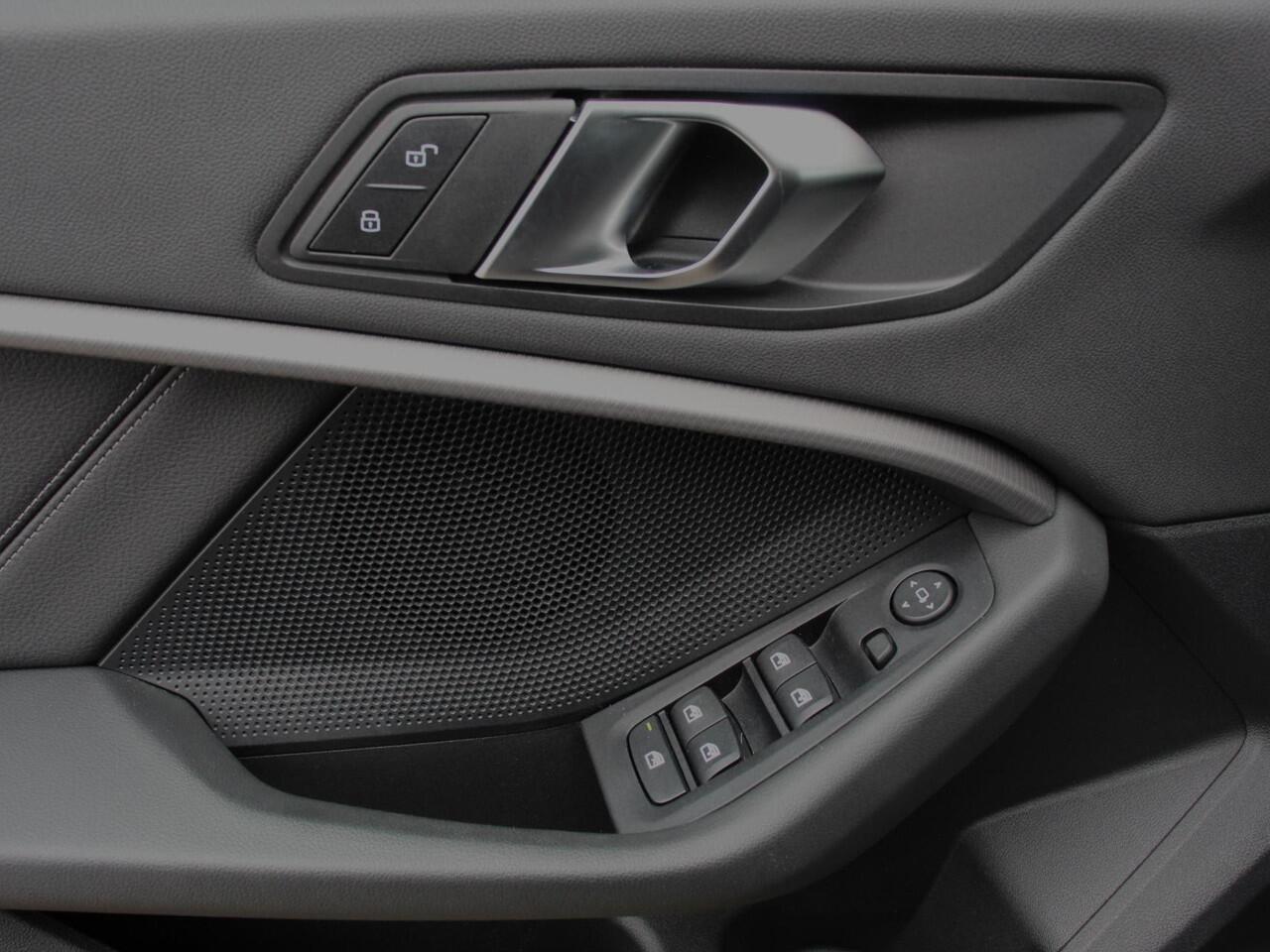 BMW 2-SERIE Gran Coupé 218i Automaat Introduction Edition | Panorama dak | Camera | Navigatie | Lichtmetalen velgen | Parkeer sensoren | Climate Control