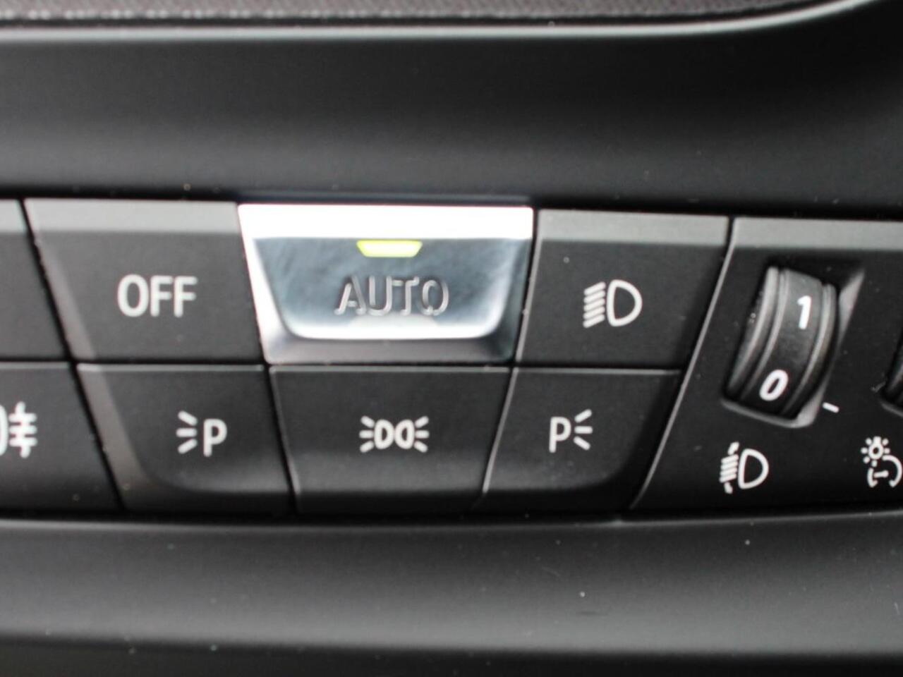 BMW 2-SERIE Gran Coupé 218i Automaat Introduction Edition | Panorama dak | Camera | Navigatie | Lichtmetalen velgen | Parkeer sensoren | Climate Control