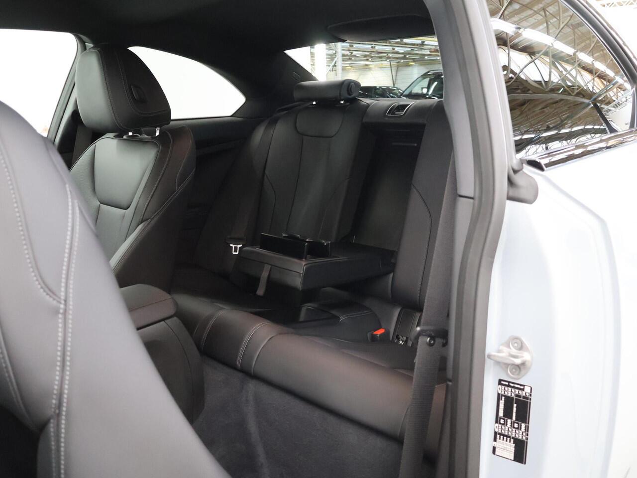 BMW 2-SERIE Coupé 218i | M-Sport | Live Dashboard Plus | Apple Carplay/Android Auto | NL auto | Cruise control adaptief | 19'' LMV | Stoelverwarming | Sportstoelen |