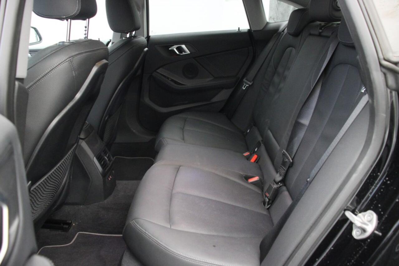 BMW 2-SERIE 220i Automaat 178 PK - Carplay, Digitaal Cockpit, Navi, Leer, Cruise, Stoelverw.