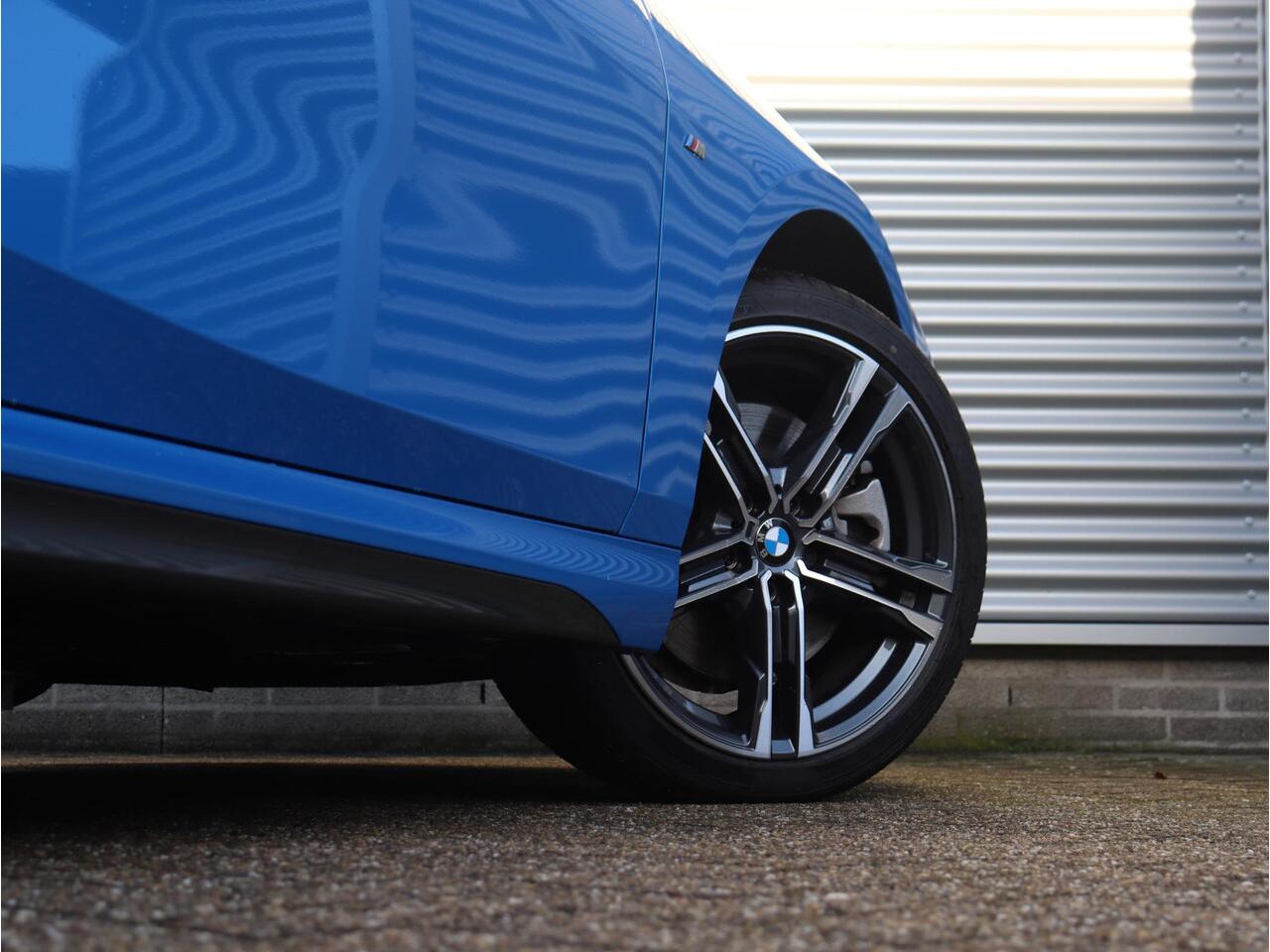 BMW 2-SERIE Gran Coupé 220i | High Executive | M Sportpakket | Driving Assistant | Stoel + Stuurwielverwarming | Adaptive Cruise Control| Getint Glas | Harman Kardon | 18'' LMV