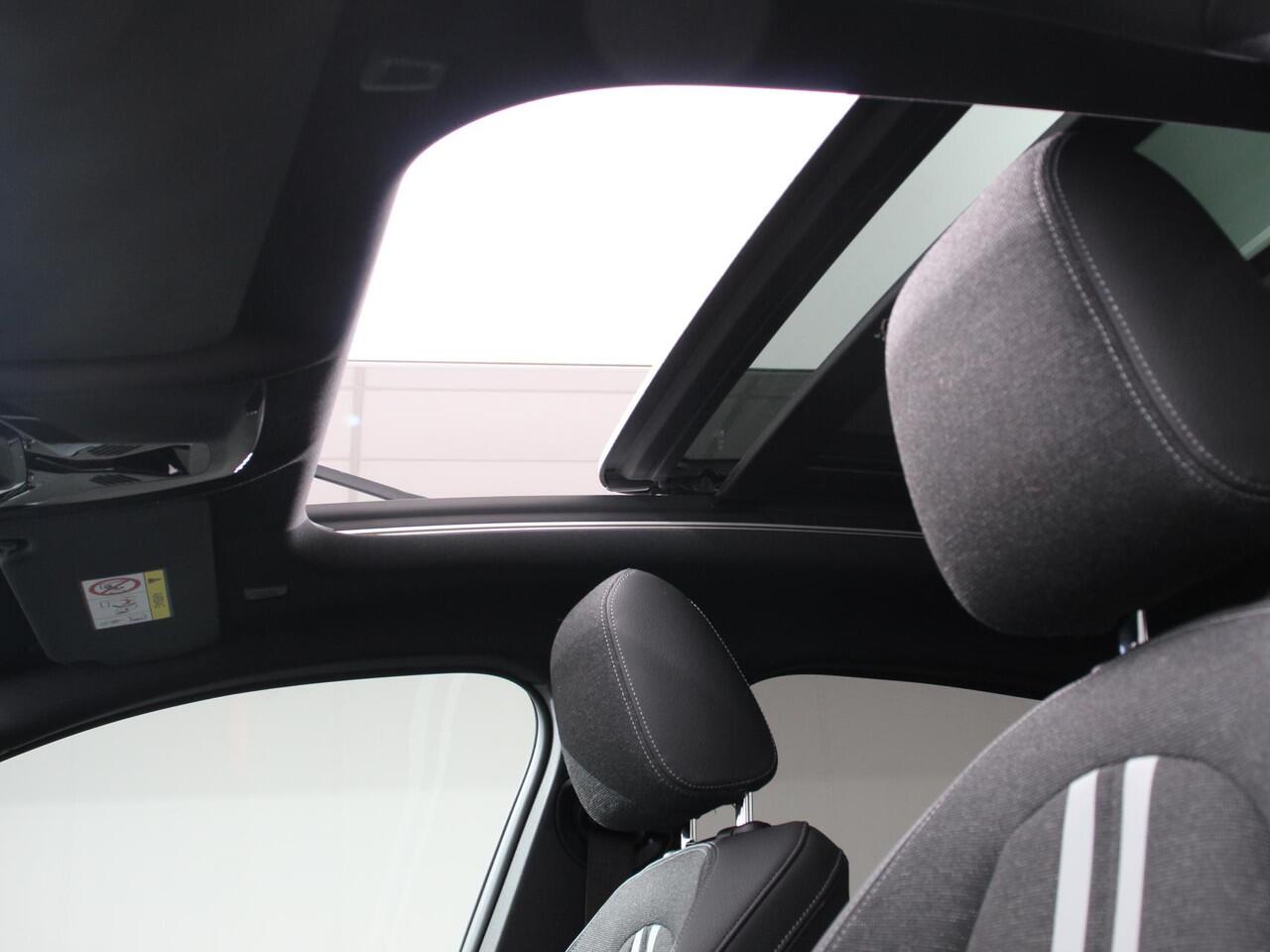 BMW 2-SERIE Gran Coupé 218i Automaat Introduction Edition | Panorama dak | Camera | Navigatie | Lichtmetalen velgen | Parkeer sensoren | Climate Control