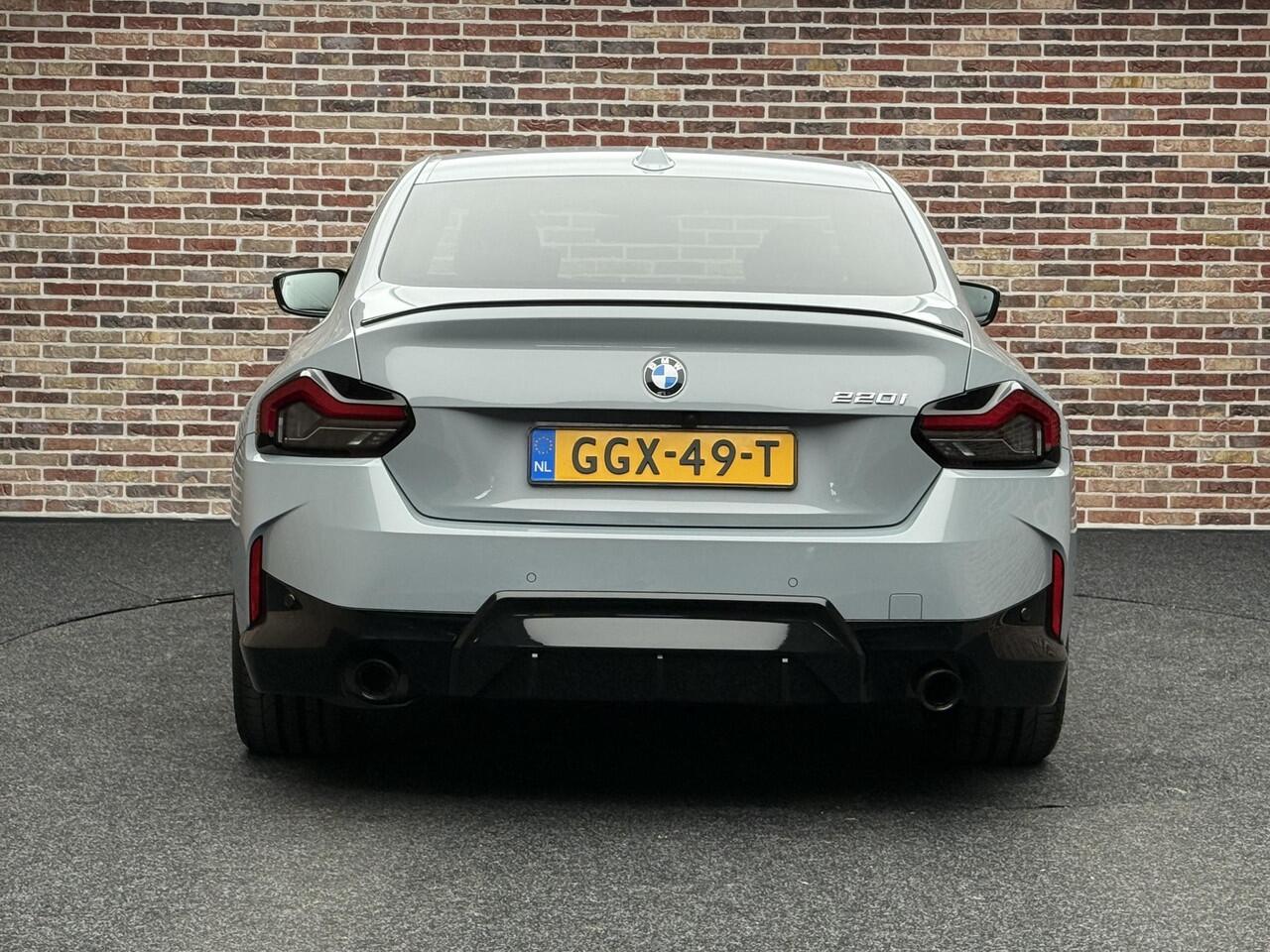 BMW 2-SERIE Coupé 220i M-pakket Achteruitrijcamera | Cruise | Stoel- & Stuurverwarming |