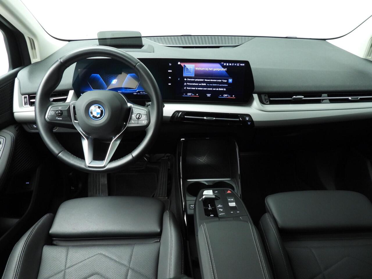 BMW 2-SERIE Active Tourer 225e xDrive | LED | HUD | Sportstoelen | Stoelverwarming | Shadow line | DAB | Alu 17 inch