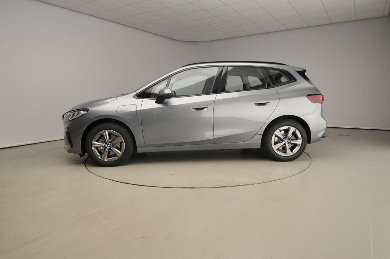 BMW 2-SERIE Active Tourer 225e xDrive | LED | HUD | Sportstoelen | Stoelverwarming | Shadow line | DAB | Alu 17 inch