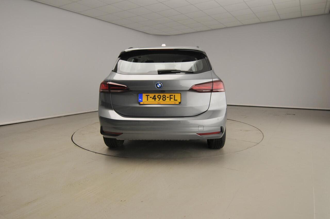 BMW 2-SERIE Active Tourer 225e xDrive | LED | HUD | Sportstoelen | Stoelverwarming | Shadow line | DAB | Alu 17 inch