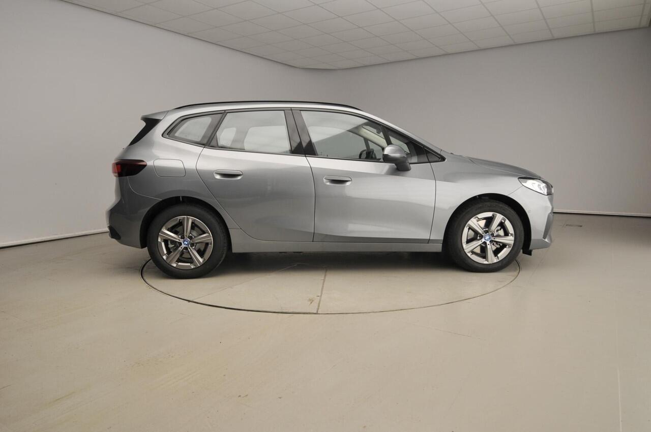 BMW 2-SERIE Active Tourer 225e xDrive | LED | HUD | Sportstoelen | Stoelverwarming | Shadow line | DAB | Alu 17 inch