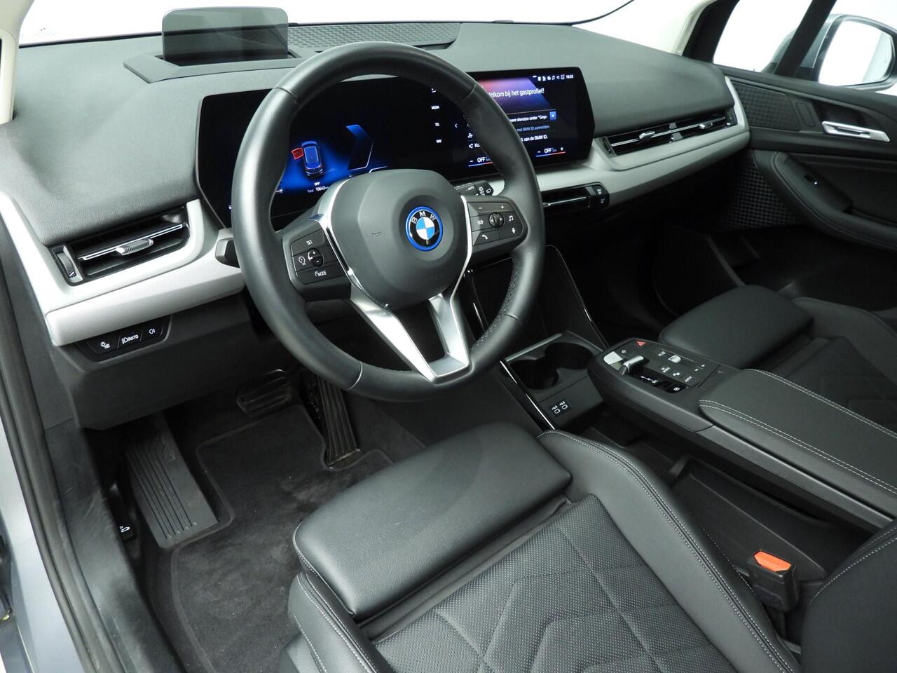 BMW 2-SERIE Active Tourer 225e xDrive | LED | HUD | Sportstoelen | Stoelverwarming | Shadow line | DAB | Alu 17 inch