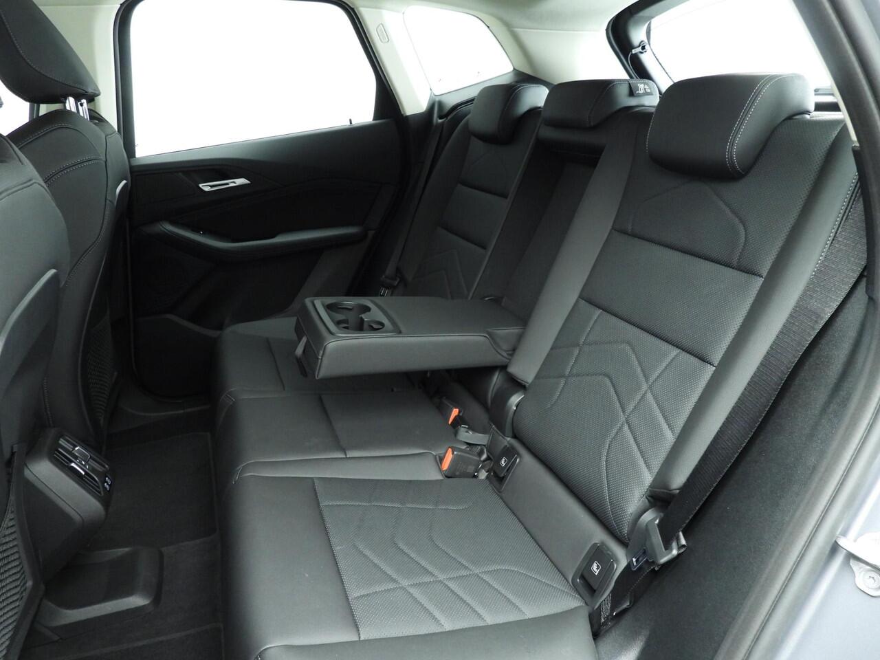 BMW 2-SERIE Active Tourer 225e xDrive | LED | HUD | Sportstoelen | Stoelverwarming | Shadow line | DAB | Alu 17 inch