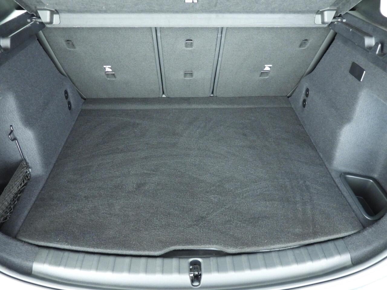 BMW 2-SERIE Active Tourer 225e xDrive | LED | HUD | Sportstoelen | Stoelverwarming | Shadow line | DAB | Alu 17 inch