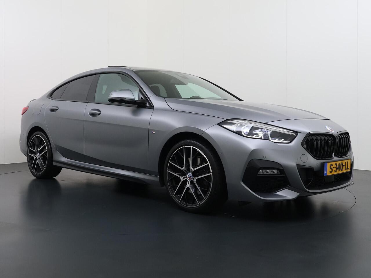 BMW 2-SERIE Gran Coupé 220i | M-SPORT| BOMVOL! | HARMAN KARDON| PANO| FROZEN GREY| STOEL+ STUURVERWARMING| DEALER OH. | ORIGINEEL NEDERLANDS| KUIPSTOELEN| LEER | 19 INCH!