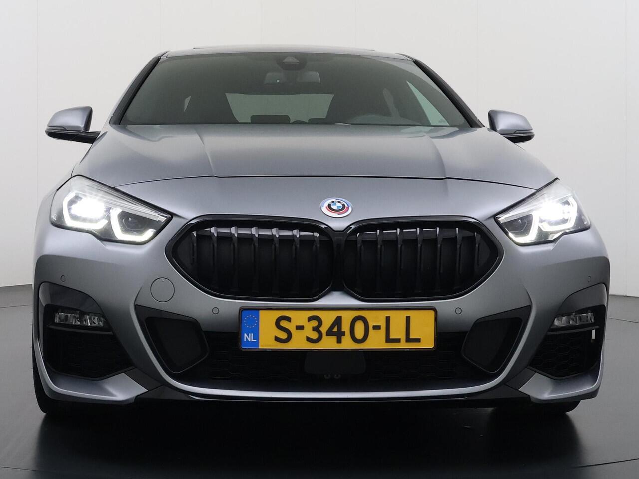 BMW 2-SERIE Gran Coupé 220i | M-SPORT| BOMVOL! | HARMAN KARDON| PANO| FROZEN GREY| STOEL+ STUURVERWARMING| DEALER OH. | ORIGINEEL NEDERLANDS| KUIPSTOELEN| LEER | 19 INCH!