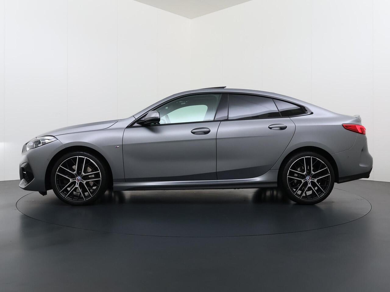 BMW 2-SERIE Gran Coupé 220i | M-SPORT| BOMVOL! | HARMAN KARDON| PANO| FROZEN GREY| STOEL+ STUURVERWARMING| DEALER OH. | ORIGINEEL NEDERLANDS| KUIPSTOELEN| LEER | 19 INCH!