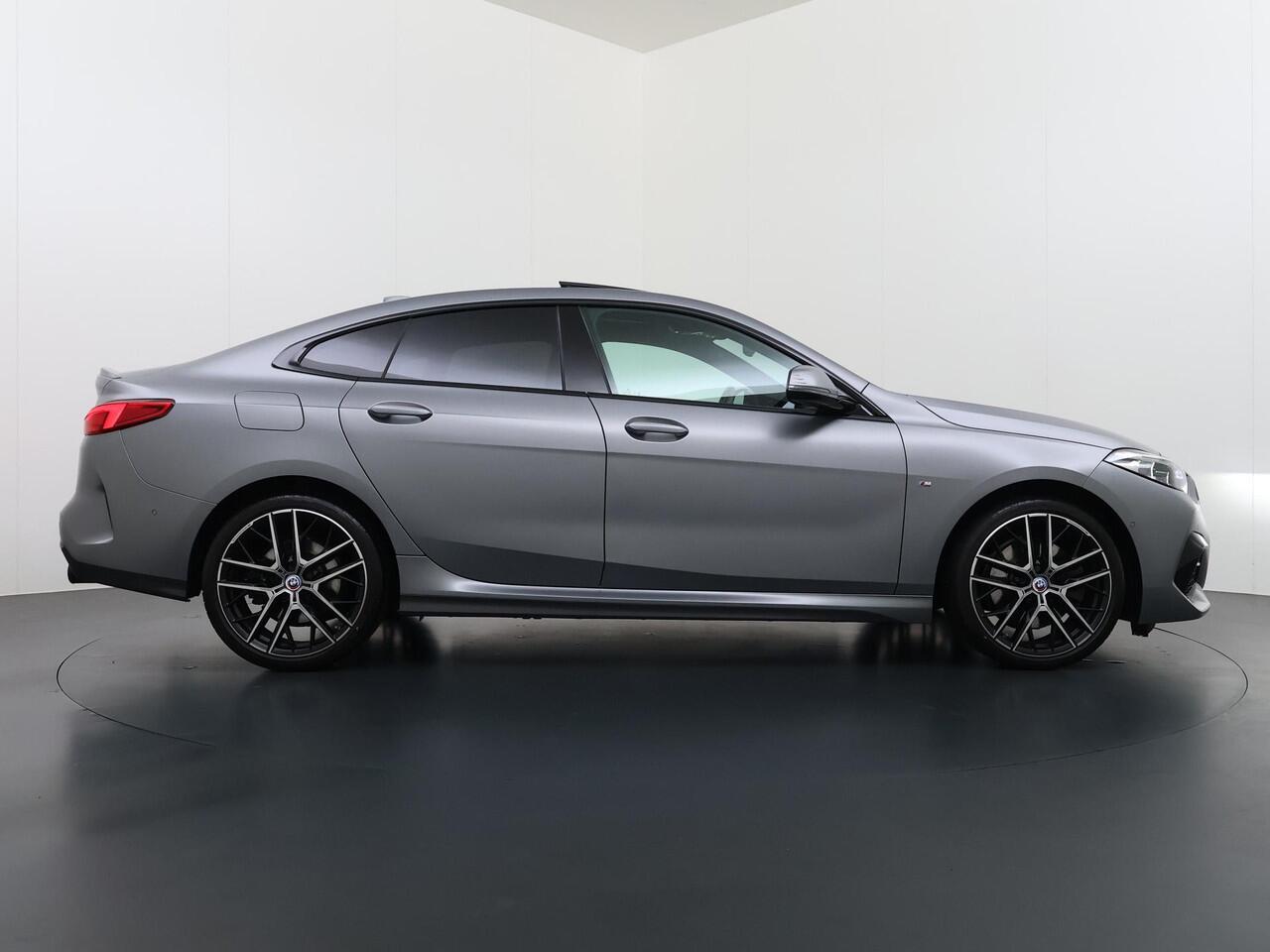 BMW 2-SERIE Gran Coupé 220i | M-SPORT| BOMVOL! | HARMAN KARDON| PANO| FROZEN GREY| STOEL+ STUURVERWARMING| DEALER OH. | ORIGINEEL NEDERLANDS| KUIPSTOELEN| LEER | 19 INCH!