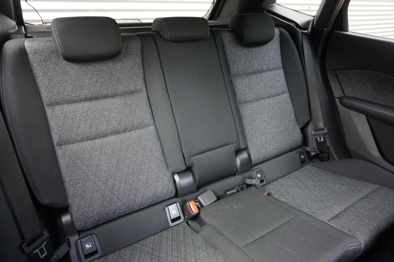 BMW 2-SERIE Active Tourer Active Tourer 216i 16 inch LM Dubbelspaak (Styling 186) in Silver Grey | Extra getint glas | Elektrisch verwarmde voorstoelen | Parking Assistant | M Hemelbekleding in Anthrazit