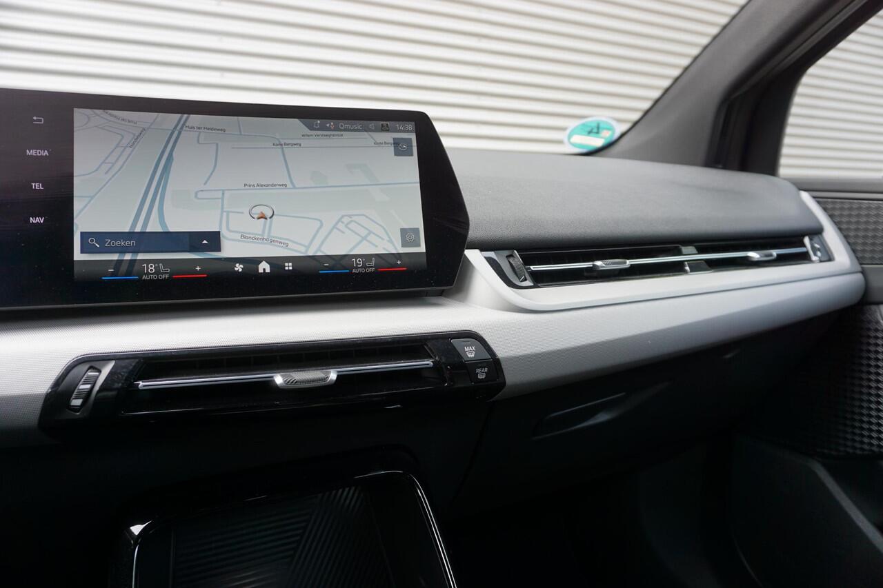 BMW 2-SERIE Active Tourer Active Tourer 216i 16 inch LM Dubbelspaak (Styling 186) in Silver Grey | Extra getint glas | Elektrisch verwarmde voorstoelen | Parking Assistant | M Hemelbekleding in Anthrazit