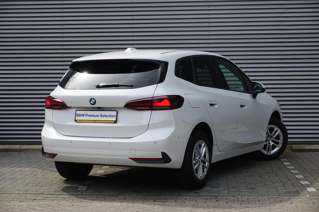 BMW 2-SERIE Active Tourer Active Tourer 216i 16 inch LM Dubbelspaak (Styling 186) in Silver Grey | Extra getint glas | Elektrisch verwarmde voorstoelen | Parking Assistant | M Hemelbekleding in Anthrazit