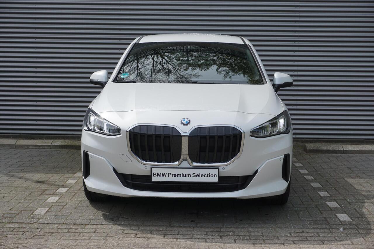 BMW 2-SERIE Active Tourer Active Tourer 216i 16 inch LM Dubbelspaak (Styling 186) in Silver Grey | Extra getint glas | Elektrisch verwarmde voorstoelen | Parking Assistant | M Hemelbekleding in Anthrazit
