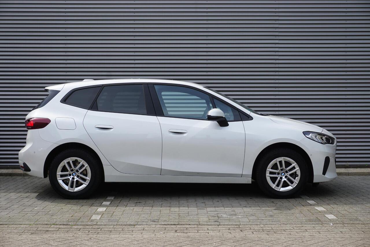 BMW 2-SERIE Active Tourer Active Tourer 216i 16 inch LM Dubbelspaak (Styling 186) in Silver Grey | Extra getint glas | Elektrisch verwarmde voorstoelen | Parking Assistant | M Hemelbekleding in Anthrazit