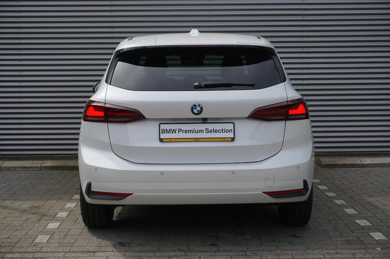 BMW 2-SERIE Active Tourer Active Tourer 216i 16 inch LM Dubbelspaak (Styling 186) in Silver Grey | Extra getint glas | Elektrisch verwarmde voorstoelen | Parking Assistant | M Hemelbekleding in Anthrazit