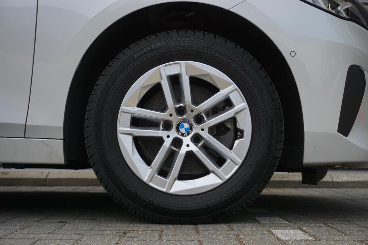 BMW 2-SERIE Active Tourer Active Tourer 216i 16 inch LM Dubbelspaak (Styling 186) in Silver Grey | Extra getint glas | Elektrisch verwarmde voorstoelen | Parking Assistant | M Hemelbekleding in Anthrazit