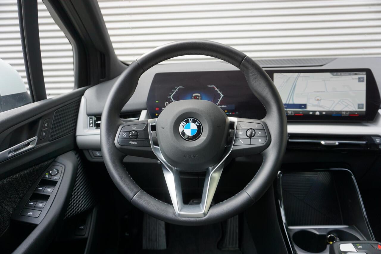 BMW 2-SERIE Active Tourer Active Tourer 216i 16 inch LM Dubbelspaak (Styling 186) in Silver Grey | Extra getint glas | Elektrisch verwarmde voorstoelen | Parking Assistant | M Hemelbekleding in Anthrazit