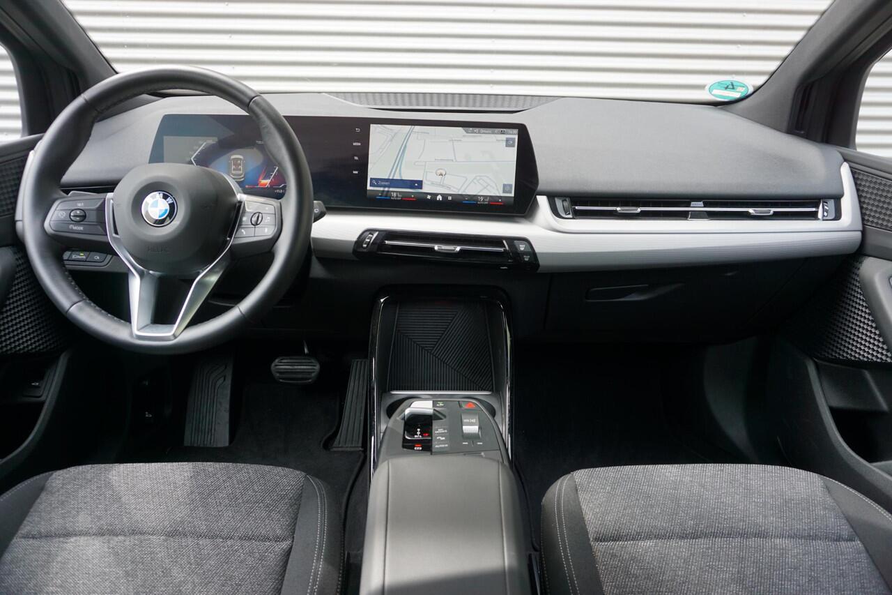 BMW 2-SERIE Active Tourer Active Tourer 216i 16 inch LM Dubbelspaak (Styling 186) in Silver Grey | Extra getint glas | Elektrisch verwarmde voorstoelen | Parking Assistant | M Hemelbekleding in Anthrazit