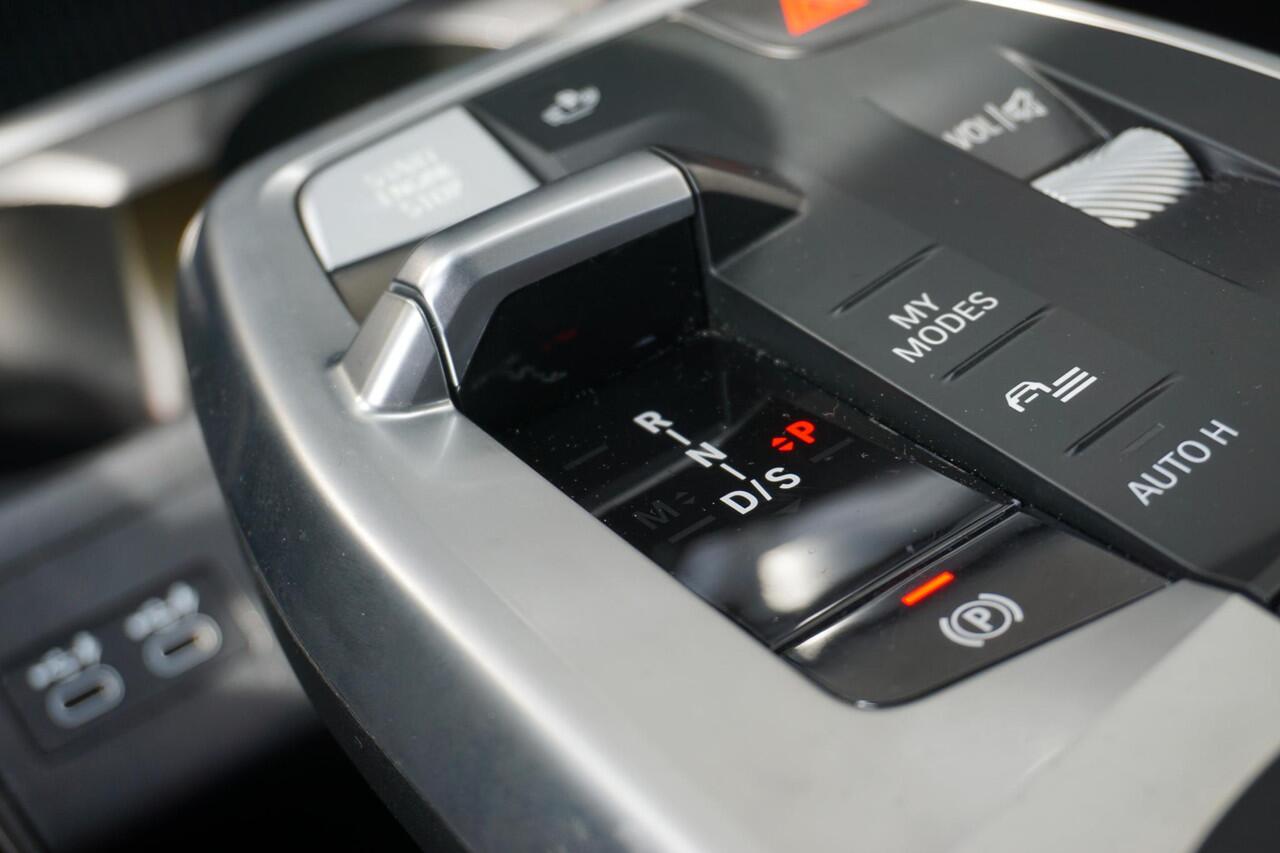 BMW 2-SERIE Active Tourer 218i M Sportpakket | 17 inch LM M Dubbelspaak | Achteruitrijcamera | Parking Assistant | Alarmsysteem klasse 3