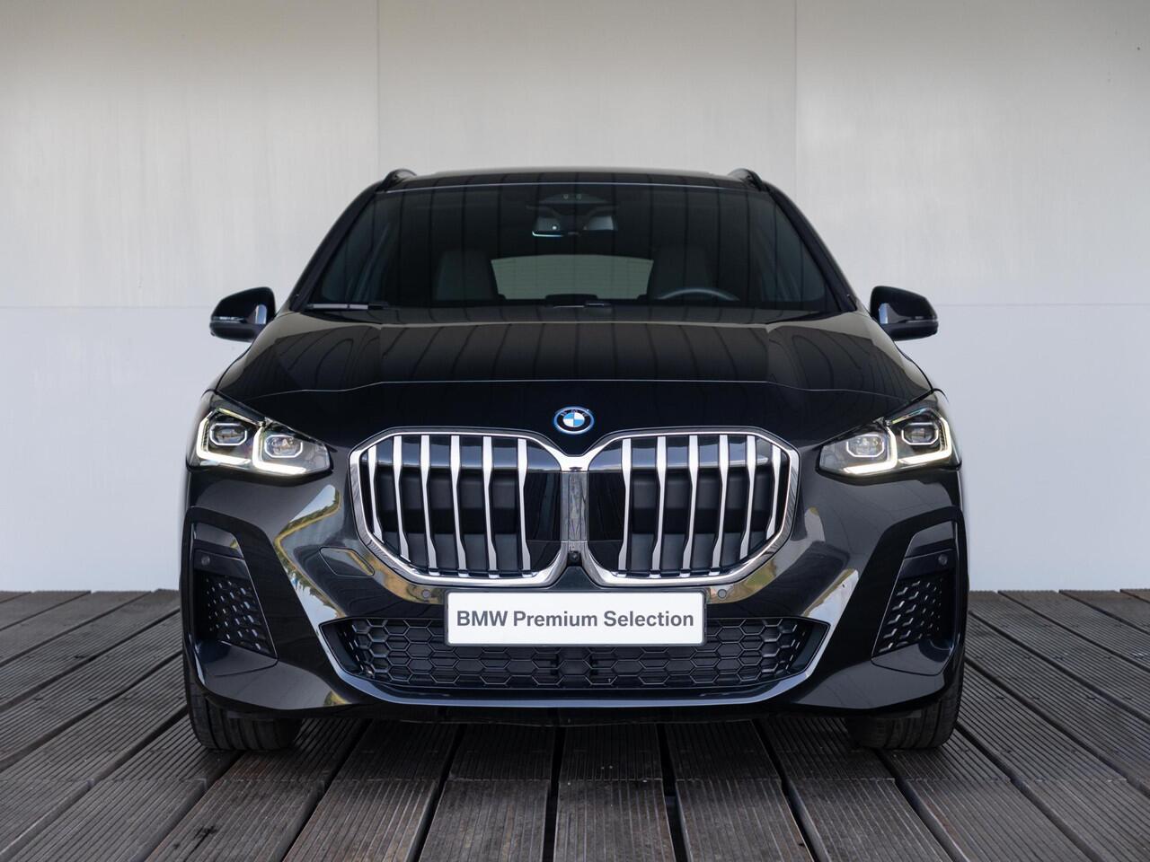 BMW 2-SERIE Active Tourer 225e xDrive | M Sportpakket | Innovation Pack | Comfort Access | Panoramadak | Isofix | Head-Up Display | Harman-Kardon | 20''