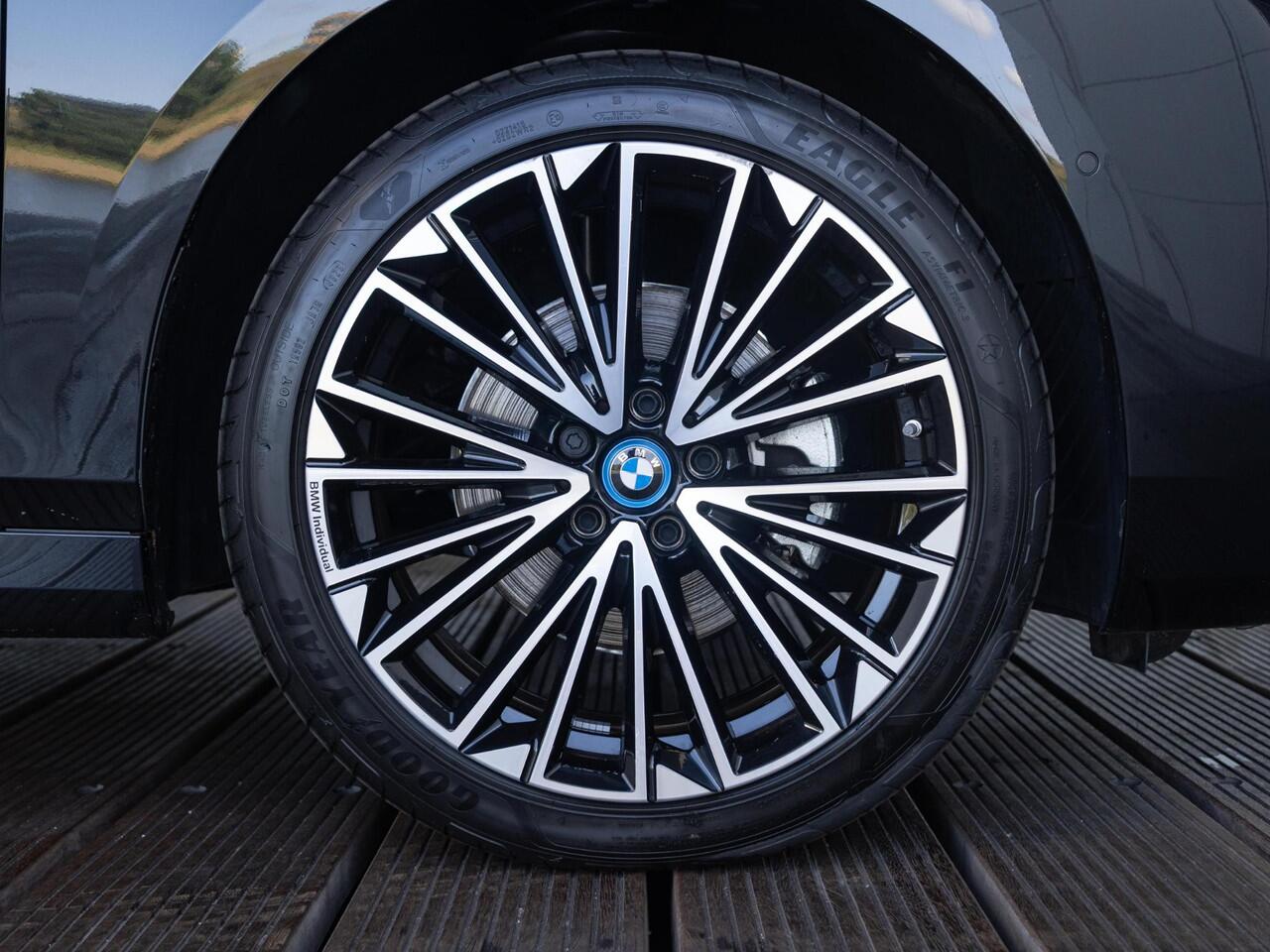 BMW 2-SERIE Active Tourer 225e xDrive | M Sportpakket | Innovation Pack | Comfort Access | Panoramadak | Isofix | Head-Up Display | Harman-Kardon | 20''